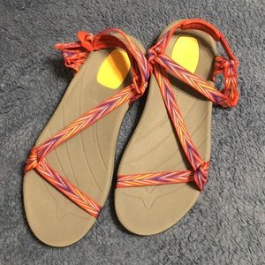 Teva size 8.5 sandal multicolored